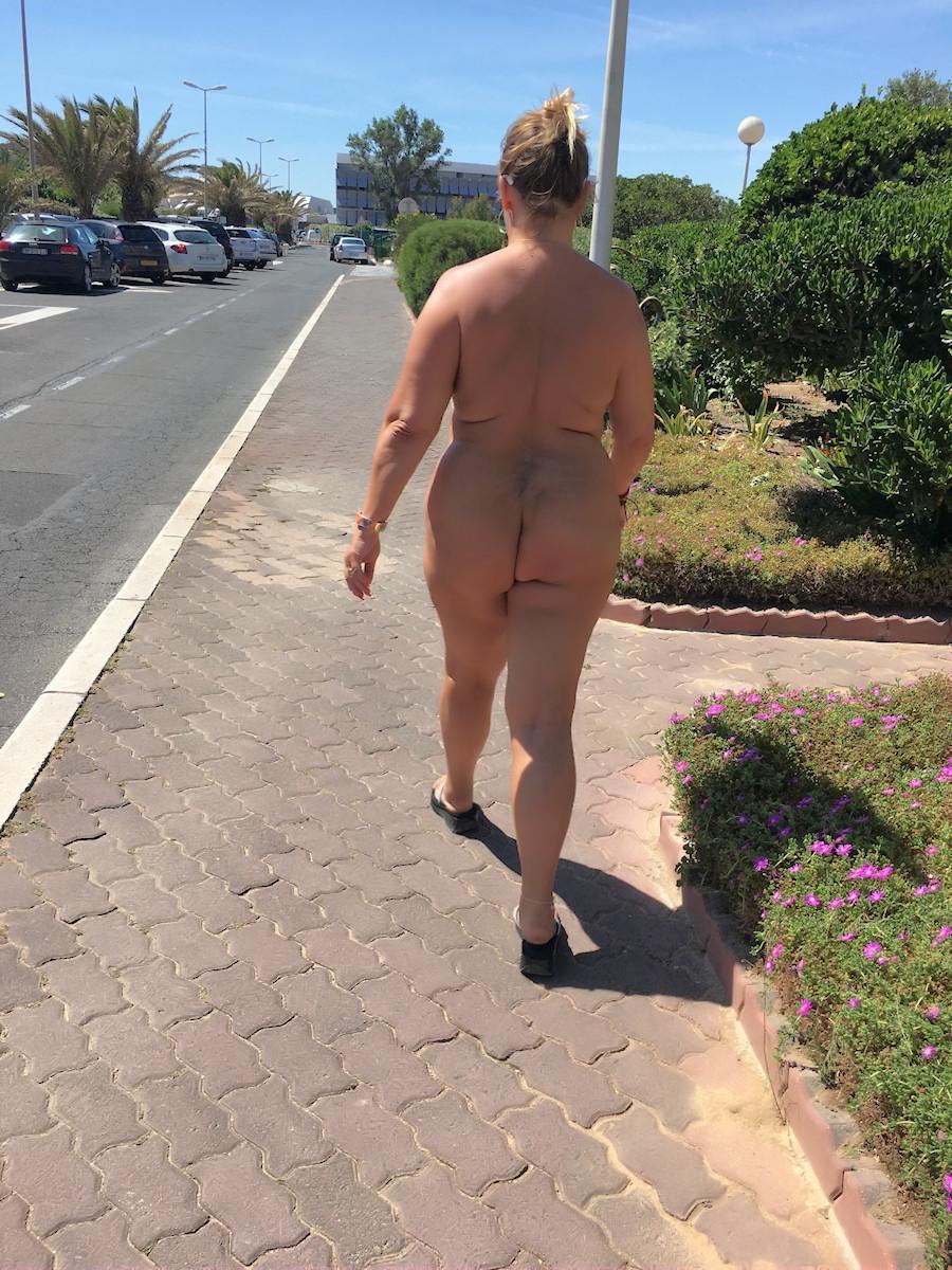 in Cap d´Agde geht man nackt über die Straße