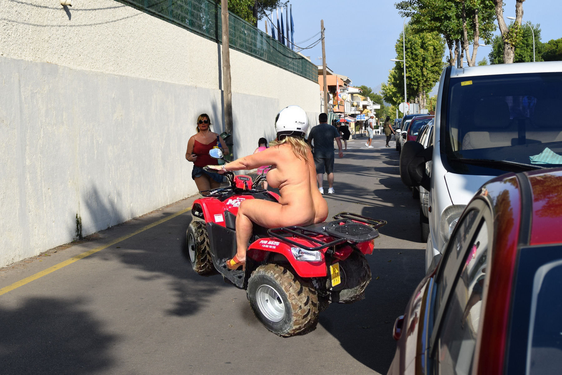 nackt mit dem quad in Mallorca