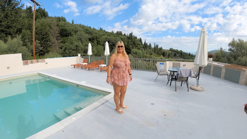 Am nicht einsehbaren Pool braucht man sich nicht anzuziehen