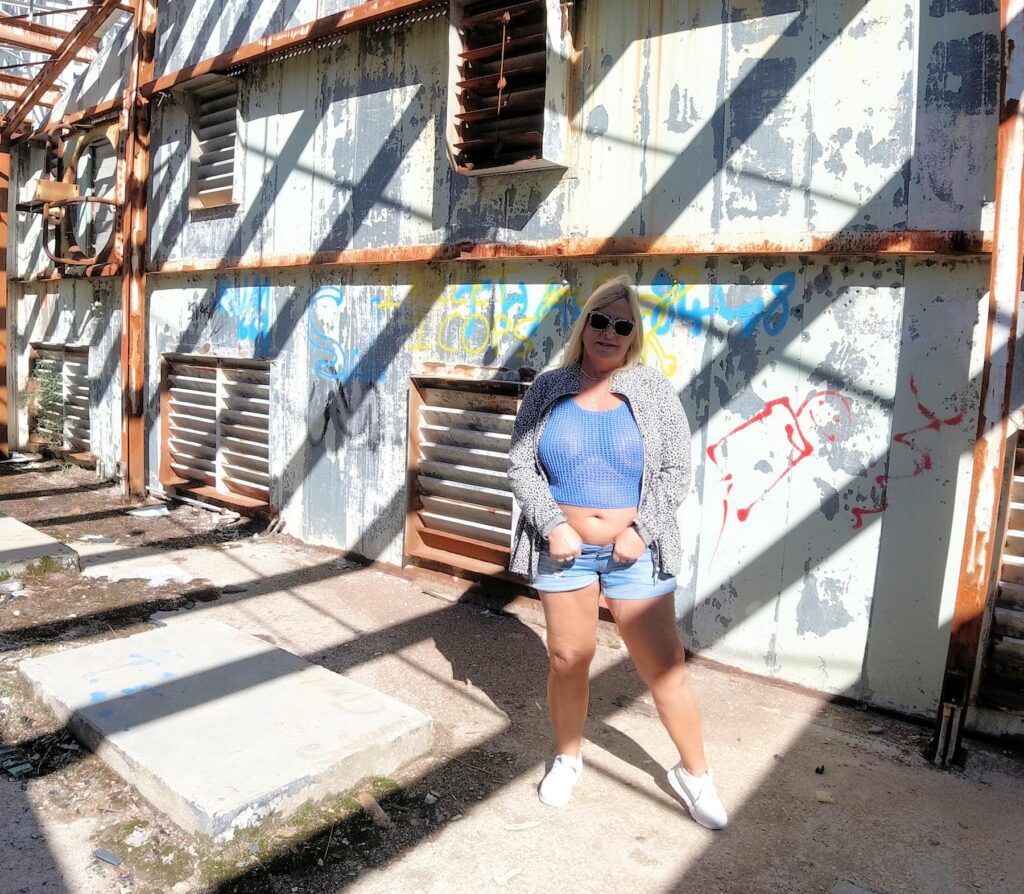 Brüste raus in der alten Radarstation